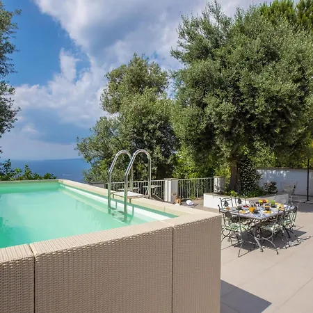 Villa With Pool And Amazing Views